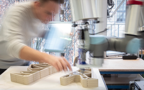 Fellowship acquired for »RoboTec« Photo of a person examining the printed material. 