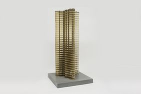 Hochhausentwurf Mies van der Rohe, Nachbau nach historischen Vorbild. Modellwerkstatt der Hochschule für Architektur und Bauwesen. 1986. Foto: Ortrun Bargholz und Felix Rössl. Mo/0´88.; Sammlung Lehrgebiet Theorie und Geschichte der Architektur. © Ar Hochhausentwurf Mies van der Rohe, Nachbau nach historischen Vorbild. Modellwerkstatt der Hochschule für Architektur und Bauwesen. 1986. Foto: Ortrun Bargholz und Felix Rössl. Mo/0´88.; Sammlung Lehrgebiet Theorie und Geschichte der Architektur. © Ar