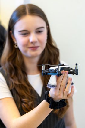 Drohne zur automatischen Blütenbestäubung (Regionalsieg für bestes interdisziplinäres Projekt): Katharina Koch (im Bild), Felix Keil und Kara Kielmann entwickelten und programmierten eine Drohne als technologische Alternative zur natürlichen Bestäubung. Foto: Bauhaus-Universität Weimar/ Matthias Eckert Drohne zur automatischen Blütenbestäubung (Regionalsieg für bestes interdisziplinäres Projekt): Katharina Koch (im Bild), Felix Keil und Kara Kielmann entwickelten und programmierten eine Drohne als technologische Alternative zur natürlichen Bestäubung. Foto: Bauhaus-Universität Weimar/ Matthias Eckert