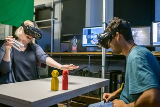 Auch das Virtual Reality Lab öffnet am 15. Juli seine Türen und lädt dazu ein, Anwendungen spielerisch mit aktuellen Head-Mounted-Displays wie der Oculus Quest 2 und am Desktop zu erproben. (Foto: Thomas Müller)