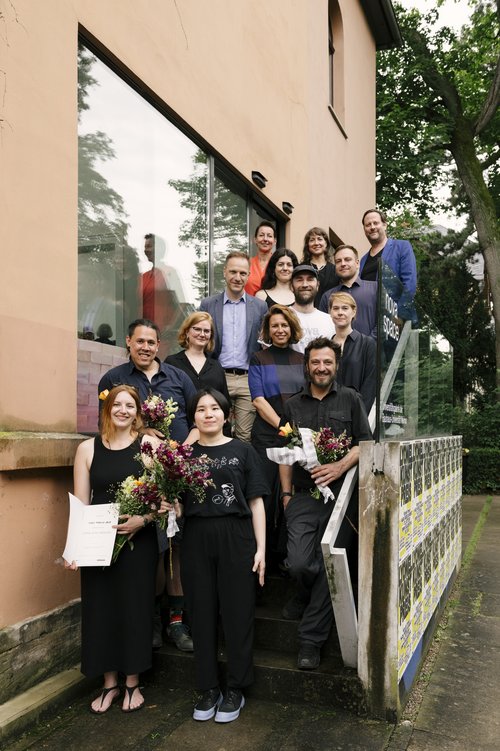 Prize winner Maria Fabricius-Wendt (bottom left), together with other nominees, jurors, fine arts instructors and Sebastian Händschke from Lyonel e.V.; photo: Dominique Wollniok
