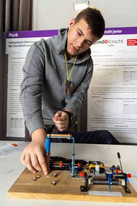 Selbstgebauter Elektromagnet (1. Preis »Jugend forscht junior« Physik): Aleksandar Javorac demonstriert mit seinem Versuchsaufbau, wie elektrischer Strom ein Magnetfeld erzeugt. Foto: Bauhaus-Universität Weimar/ Matthias Eckert Selbstgebauter Elektromagnet (1. Preis »Jugend forscht junior« Physik): Aleksandar Javorac demonstriert mit seinem Versuchsaufbau, wie elektrischer Strom ein Magnetfeld erzeugt. Foto: Bauhaus-Universität Weimar/ Matthias Eckert