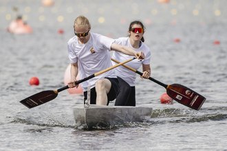 Mixed teams could enter the Concrete Canoe Regatta for the first time this year. Tilman Wetjen and Cleo Bindereif won the race for Weimar. Photo: IZB