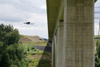 Mithilfe von Drohnen können Brücken aus der Luft gescannt und digitalisiert werden. Schäden lassen sich dadurch schneller erkennen und vorhersagen. Foto: Bauhaus-Universität Weimar, Norman Hallermann