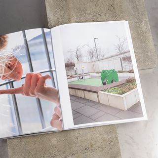 Foto: Luisa Hörning, Marleen Kölmel und Tarek Rishmawi Aufgeschlagene Publikation »Durch Fotografie keine Einsichten« mit fotografischen Arbeiten aus dem Projekt in der JVA Chemnitz