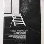 Hände halten das Plakat zur Ausstellung (Foto: Thimo Hennig, Quelle: Bauhaus-Universität Weimar)

