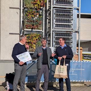 v.l.n.r. Prof. Uwe Plank-Wiedenbeck, Professur Verkehrssystemplanung, Prof. Mark Jentsch, Professur Energiesysteme und Bernd Wagner, Technischer Geschäftsführer der Stadtwirtschaft Weimar. Bauhaus-Universität Weimar, Foto: Dana Höftmann v.l.n.r. Prof. Uwe Plank-Wiedenbeck, Professur Verkehrssystemplanung, Prof. Mark Jentsch, Professur Energiesysteme und Bernd Wagner, Technischer Geschäftsführer der Stadtwirtschaft Weimar. Bauhaus-Universität Weimar, Foto: Dana Höftmann