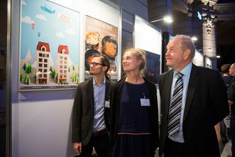 Jonathan Schöps (links) und Kristin Schulze mit Dr. Ralf Schmidt-Röh (rechts) bei der Preisverleihung am 28. September 2105 im Museum für Kommunikation Berlin (Foto: Kay Herschelmann)