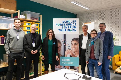 Universitätspräsident Prof. Peter Benz, Dr. Sven Günther (STIFT), Dr. Elizabeth Watts (Bauhaus-Universität Weimar), Minister Helmut Holter, Aletta Böcker (MFPA), Prof. Carsten Könke, wissenschaftlicher Leiter der MFPA Weimar, bei der Eröffnung des neuen SchülerForschungsZentrums Weimar (v.l.n.r.). Foto: Niklas Hamann