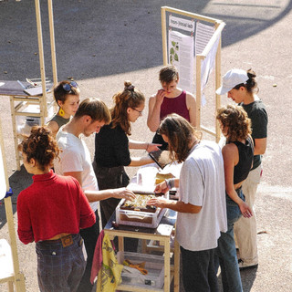 WorkshopteilnemerInnen stehen um Workshop-Möbel herum