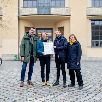 Prof. Peter Benz, Dr. Tonia Schmitz, Steven Mac Nelly und Dr. Ulrike Kuch (v.l.n.r.) freuen sich über die Beitrittsurkunde des Thüringer Nachhaltigkeitsabkommens NAThüringen. Foto: NAThüringen/ Wolfram Schubert