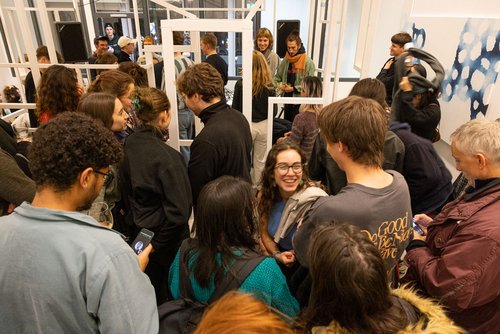 Menschen auf der Vernissage der Ausstellung