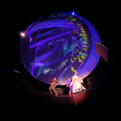 Sonntag, 21. Juli 2024, 19.30 Uhr im Zeiss-Planetarium Jena Foto einer Aufführung mit Schauspieler*innen vor der Projektion