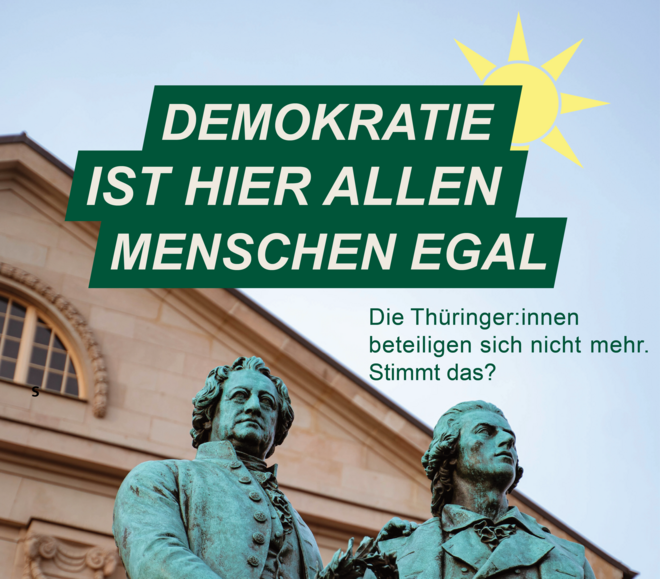 Nachempfundenes Wahlplakat mit Goethe und Schiller vor dem Deutschen Nationaltheater Weimar und der Überschrift "Demokratie ist hier allen Menschen egal"