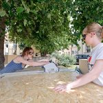 Vor dem Hauptgebäude entsteht der Pavillon.Zentral, der als Bühne und zentraler Aufenthaltsort zur summaery 2011 dienen wird. (Bauhaus-Universität Weimar, Foto: Candy Welz)