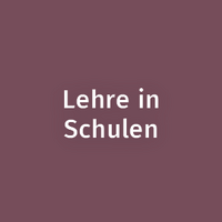 Dies ist die offensichtlichste Karrieremöglichkeit. Absolvent*innen können als Kunstlehrerinnen an Grund-, Mittel- oder weiterführenden Schulen arbeiten.