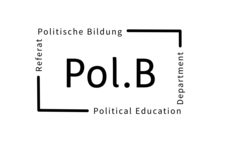 Das Schrift-Logo (schwarze Schrift auf weißem Grund) zeigt in zentraler Position den Namen des StuKo-Referates: »pol.B«. Der Name wird eingerahmt von den Worten »Referat politische Bildung« (linke obere Ecke) und »Political Education Department« (rechte untere Ecke).