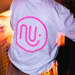 Person mit einem T-Shirt mit dem »NU«-Logo
