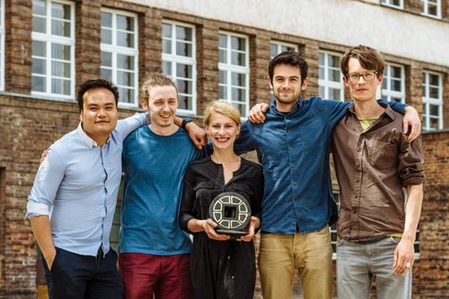 Die Gewinner des Preises der Medienkunst/Mediengestaltung: Duc Ngo Ngoc, Sebastian Wolf, Amel Ali-Bey, Michael Kugler und Maximilian Netter (v.l.). Foto: Henry Sowinski