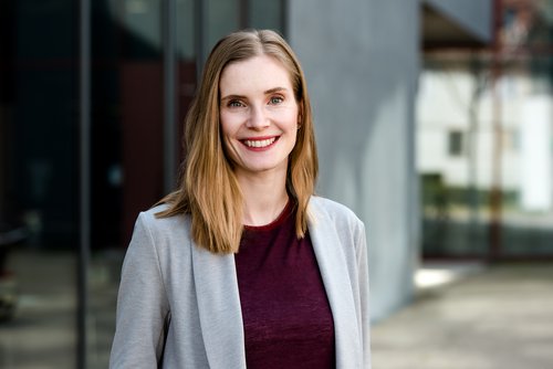 Jun.-Prof. Dr.-Ing. Luise Göbel (Professur Werkstoffmechanik) erhielt als bislang Einzige die hochdotierte BMBF-Förderung im Themenfeld »Zukünftige Bausysteme«. Foto: Kuckuckdesign, Lisa Seibt.