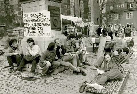 Wanderausstellung in der Universitätsbibliothek vom 15.01. bis 25.02. Studierenden-Demonstration mit Zeltstadt, aufgrund katastrophaler Wohnverhältnisse auf dem Herderplatz, 1990.