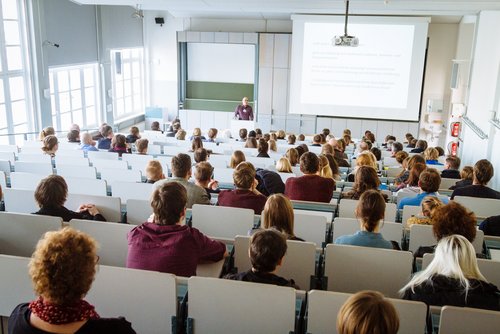 Die Besucherinnen und Besucher erwarten unter anderem kurze Vorträge zum Thema sowie zum Angebot der Weimarer Universität. (Bild: Henry Sowinski)