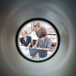 Noch entwerfen die Studierenden den Pavillon.Zentral am Rechner - schon bald soll er auf dem Campus gebaut werden. (Bauhaus-Universität Weimar, Foto: Candy Welz)