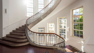 Treppe im Hauptgebäude, gebaut von Henry van de Velde (Foto: Thomas Müller) Treppenhaus im Hauptgebäude, gebaut von Henry van de Velde