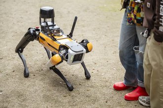 Roboterhund SPOT soll zukünftig Baustellen überwachen. Einen Eindruck von seinem Können erhalten Besucher*innen der Messe BAU 2025 in München. Foto: Bauhaus-Universität Weimar, Thomas Müller