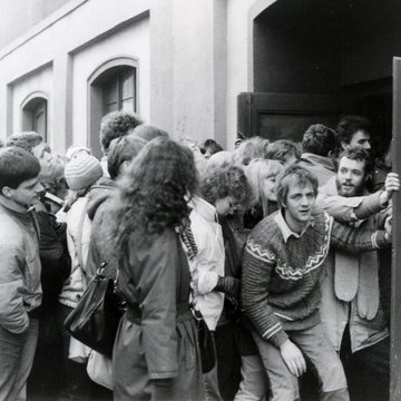 Ansturm auf Faschingskarten im Studierendenclub Schützengasse, 1987.