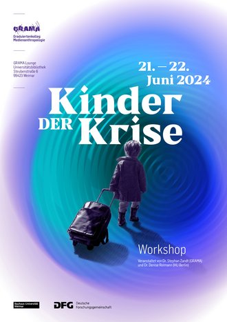 Plakat zum Workshop »Kinder der Krise«. Es ist ein kleines Kind von hinten mit einem Rollkoffer zu sehen vor einem blau-lila-grünen Hintergrund.
