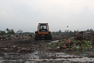 Das »SCIP-Team« erhielt einen Einblick in die Lage der Deponien auf der Deponie Rajbandh, Kuhlna Bangladesch. (Foto: Senta Berner)