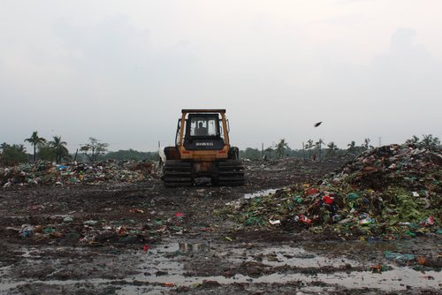 The »SCIP team« gained an insight into the location of the landfills at the Rajbandh landfill, Kuhlna Bangladesh. (Photo: Senta Berner)