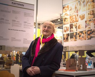 Am Messestand mit dem deutschen Reformpädagogen, Psychologen und Autor Otto Herz. (Foto: Julia Heinemann)