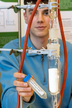 Algen-Biokraftstoff aus Mikroalgen (1. Preis »Jugend forscht« Biologie): Jonas Schnürer kultivierte gemeinsam mit Jonas Ossig (nicht im Bild) die Mikroalge Chlamydomonas reinhardtii in einem selbst konstruierten Photobioreaktor zur Gewinnung von Biokraftstoff. Foto: Bauhaus-Universität Weimar/ Matthias Eckert Algen-Biokraftstoff aus Mikroalgen (1. Preis »Jugend forscht« Biologie): Jonas Schnürer kultivierte gemeinsam mit Jonas Ossig (nicht im Bild) die Mikroalge Chlamydomonas reinhardtii in einem selbst konstruierten Photobioreaktor zur Gewinnung von Biokraftstoff. Foto: Bauhaus-Universität Weimar/ Matthias Eckert