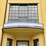 Das Banner in den Farben der Trans-Pride-Flagge am Balkon des Hauptgebäudes.