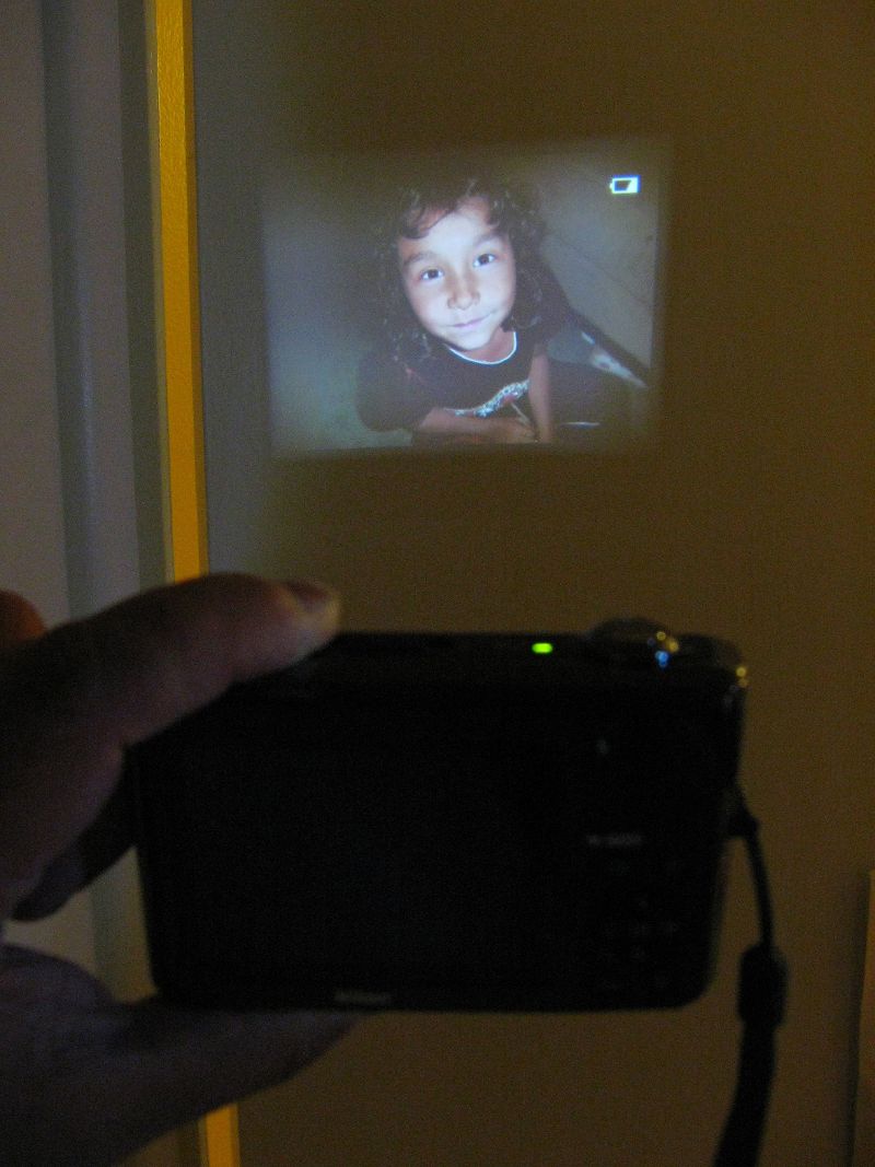 Example portable projection taken from en wiki Handheld projector 2014 cb.jpg