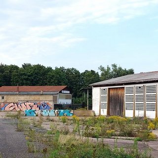 Blick auf die ungenutzten Gewerbegebäude auf dem Gelände / Professur Städtebau