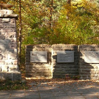 Gedenkstätte Jonastal bei Arnstadt / https://commons.wikimedia.org/wiki/File:JonastalGedenkstaette.JPG