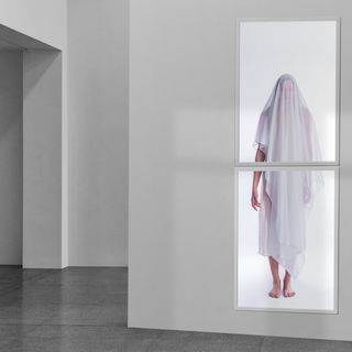Apparition, Installationsansicht (Modell), Duratrans, Glas, Acryl, Aluminium, Holz, Mikrocomputer, Sensor, 2019. / Brian Bixby Apparition, Installationsansicht (Modell), Duratrans, Glas, Acryl, Aluminium, Holz, Mikrocomputer, Sensor, 2019. / Brian Bixby